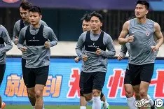 九游官方 - 南城鲸鲨队鏖战庐州黑豹队，橄榄球小组赛失利，核心复出即建功。冲刺阶段不容有失