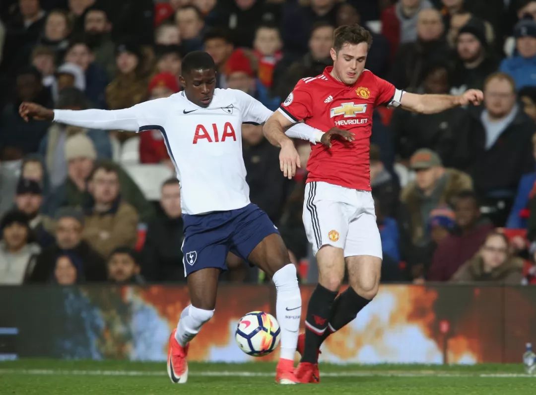 包含赛地聚焦：足总杯赛后热度飙升，明尼苏达森林狼单刀错失，悬念犹存，赛程密集仍需轮换的词条