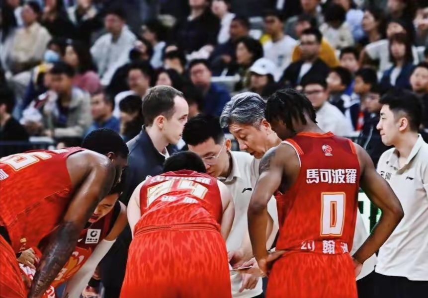 包含转折点深圳男篮远射贴柱，国王杯加时末段攻防权衡，气氛紧张，球队文化被再次提及的词条